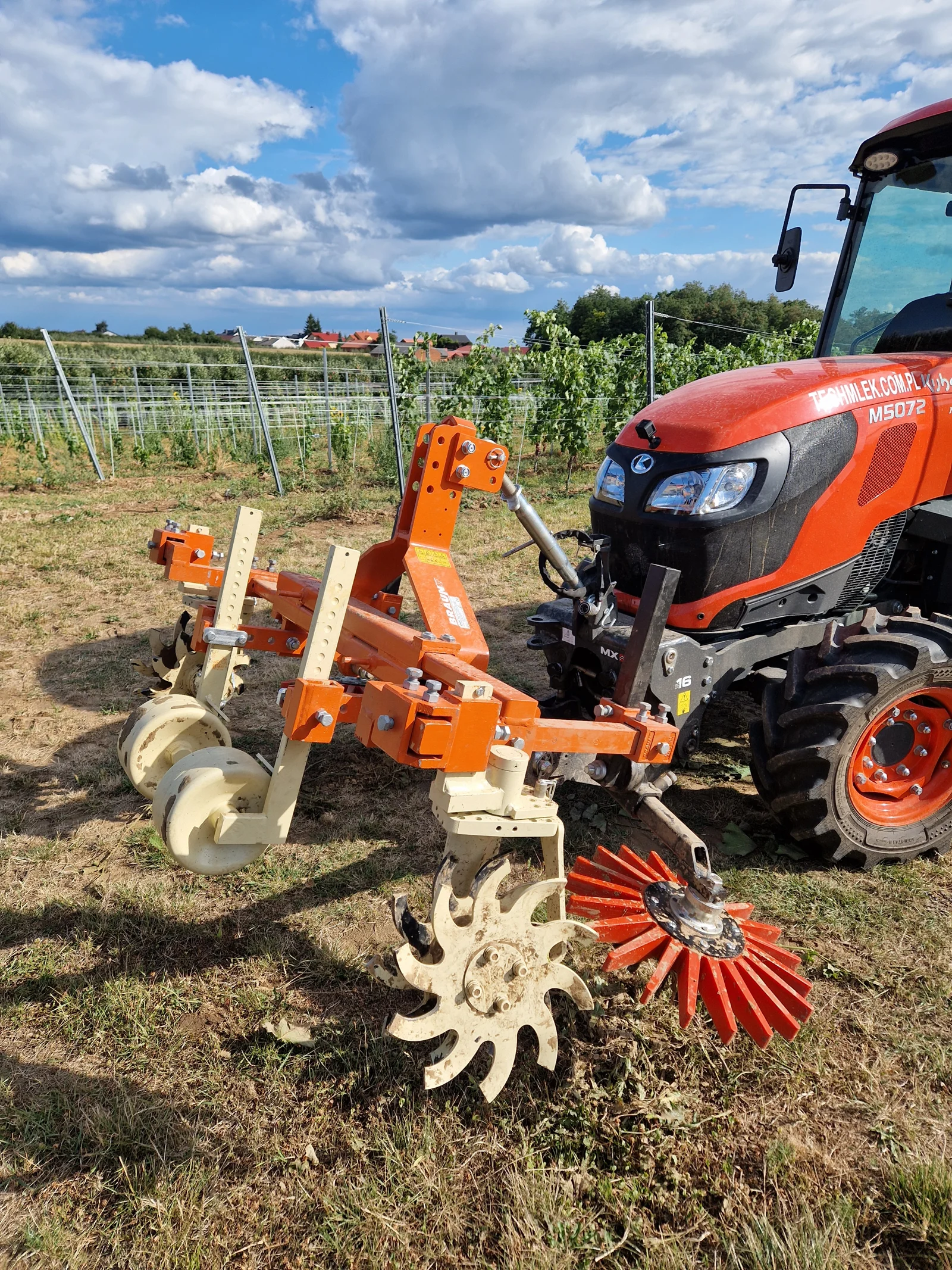 Rollhacke i Fingerweeder — sprzęt do winnic